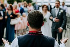 Starejší mladejší moderátor svadby Dominik Krpelan
