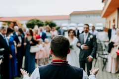 Starejší mladejší moderátor svadby Dominik Krpelan