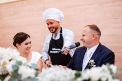 Starejší mladejší moderátor svadby Dominik Krpelan